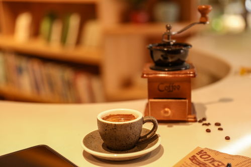 意式手磨咖啡机与饮品摄影 捕捉咖啡服务的艺术瞬间