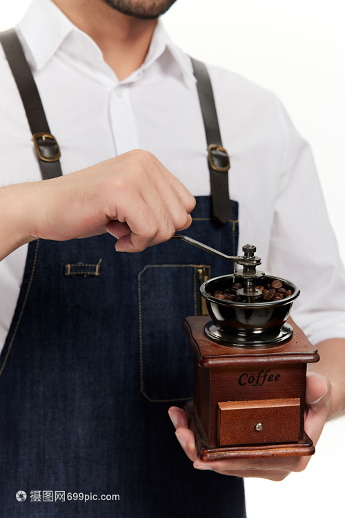 咖啡艺术中的专注 男性咖啡师与磨粉机的完美邂逅
