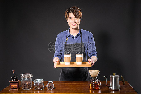 咖啡师送咖啡 一杯芳香背后的专业服务